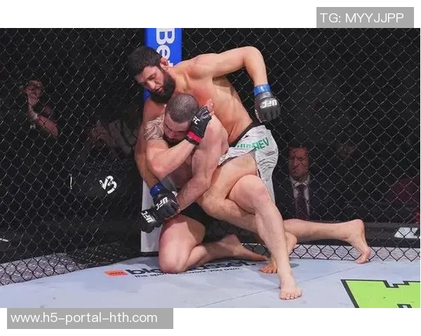 UFC214科米尔与琼斯巅峰对决揭示拳坛新格局的精彩瞬间 UFC214科米尔与琼斯巅峰对决揭示拳坛新格局的精彩瞬间